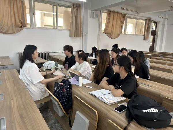 beat365亚洲体育官方网站朝鲜语系召开期中教学检查员工座谈会